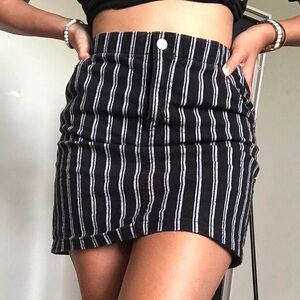 Black and light grey striped mini skirt from Hollister, women’s XS, with pockets